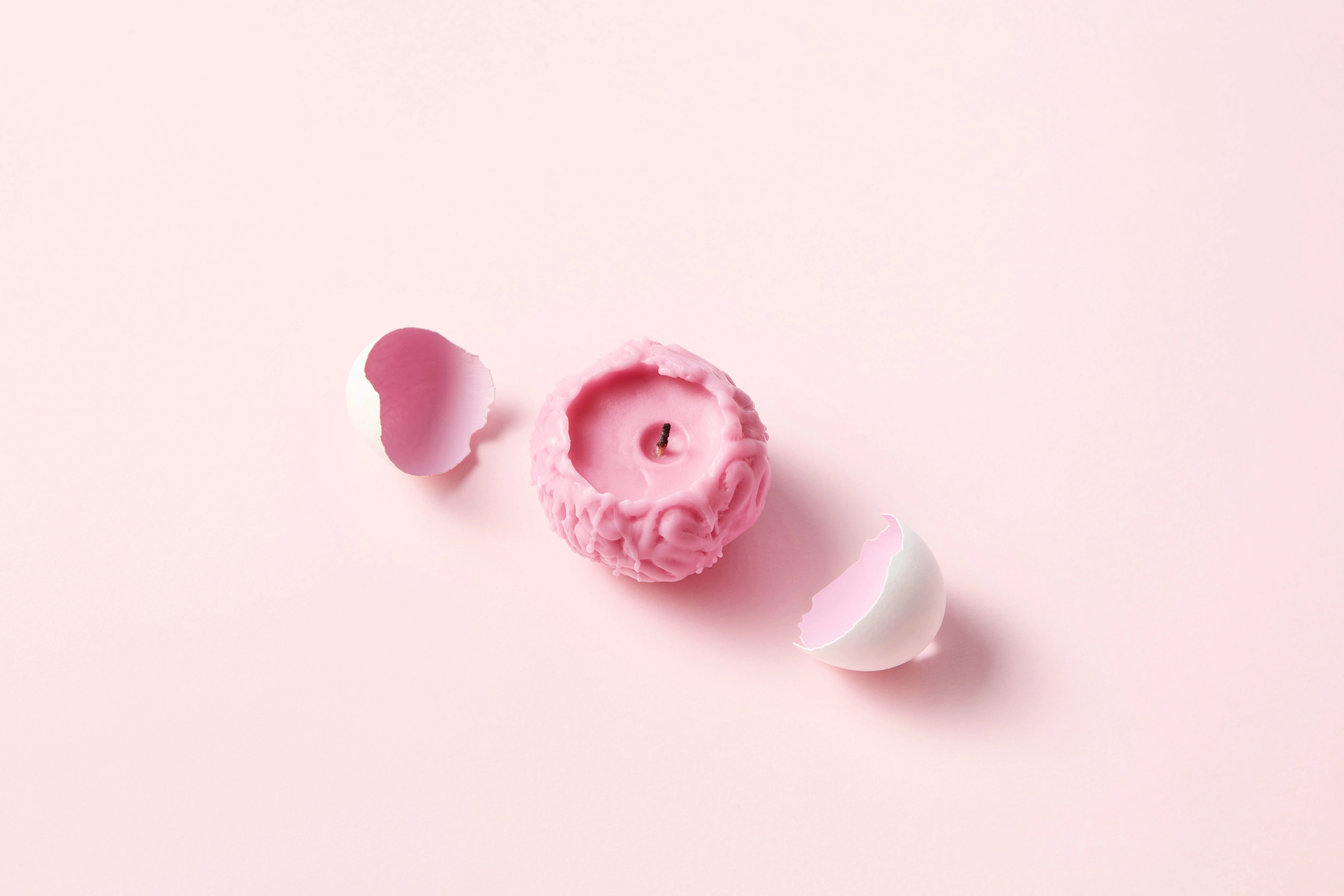 An artistic representation of "internalized hyperactivity" showing a calm exterior with a "scrambled egg" brain full of racing thoughts.